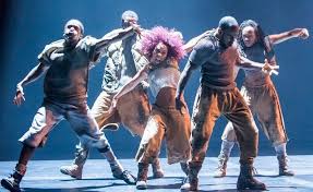 Ejemplo grupo de bailarines bailando popping